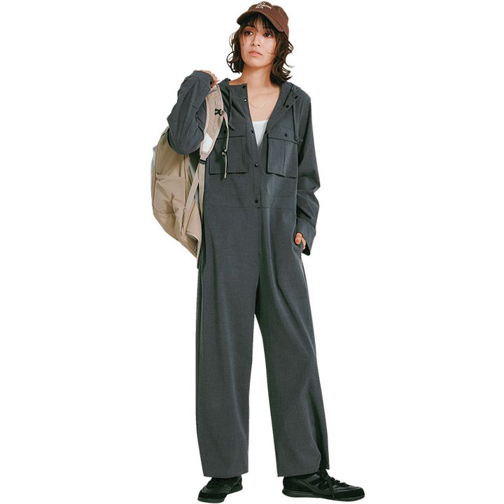 グレーの長袖オールインワンにキャップやリュックを合わせた遠足コーデ