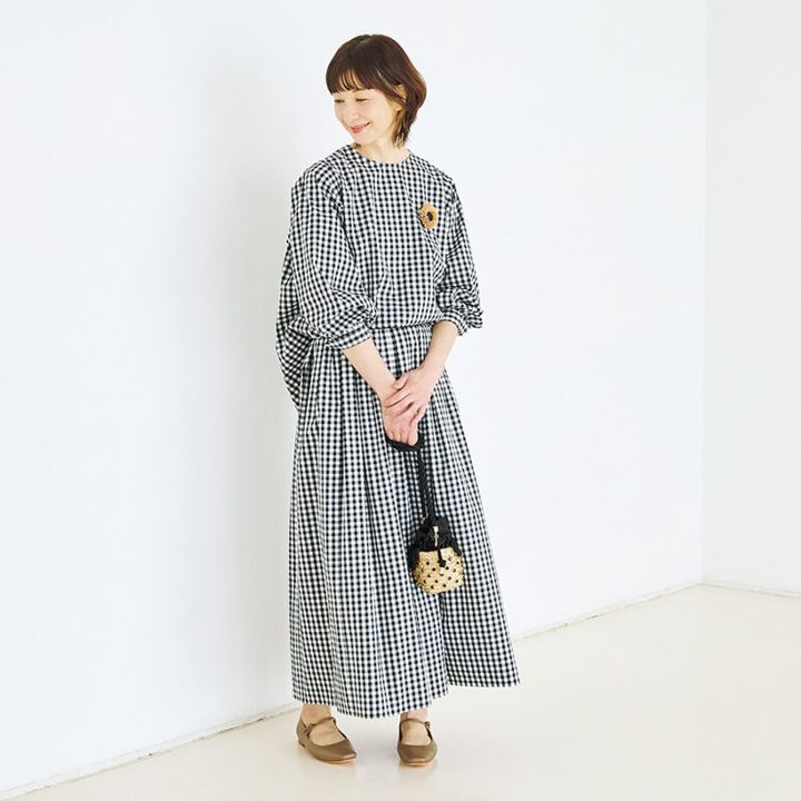 ブラウス￥22,000、スカート￥26,400／ともにレリル（マイク・グレー）、ブローチ￥8,580、パンプス￥27,500／ともにピモンテ、バッグ￥71,500／ル ナイン（ピモンテ）