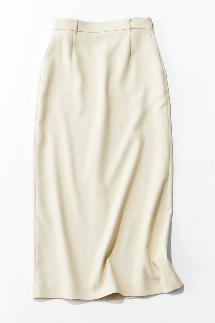 スカート￥8,990／アンフィーロ（オンワード樫山）