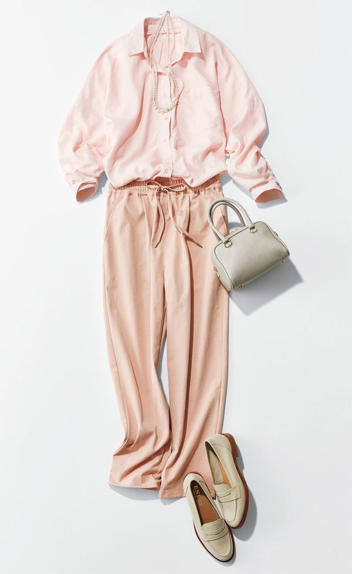 シャツ￥4,400、パンツ￥2,970、パールネックレス￥2,949／すべてクロス ファンクション、バッグ￥22,000／オウレンティ、シューズ￥16,500／エネス（ともにセムインターナショナル）