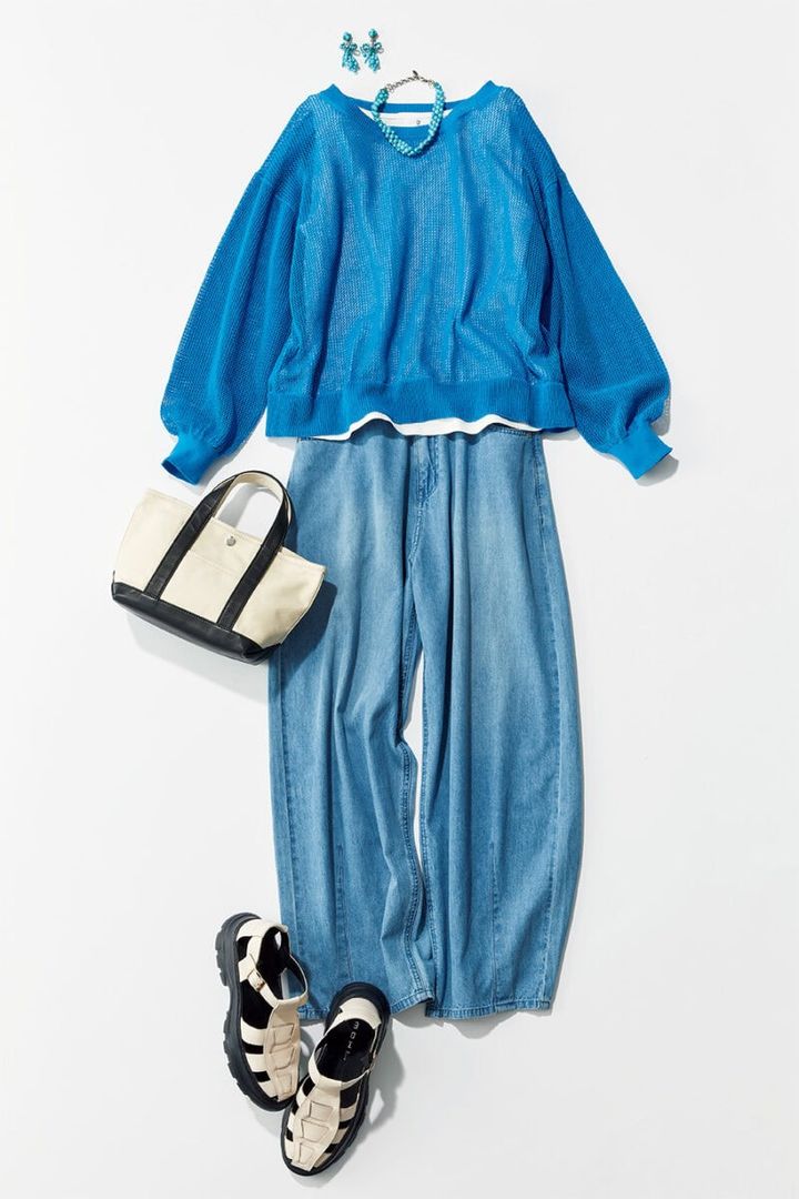 ニットとタンクトップのセット￥4,400、デニムパンツ￥3,960／すべてクロス ファンクション、バッグ￥11,000／ザ バグマティ、サンダル￥23,100／モヒ（ともにセムインターナショナル）、ネックレス￥26,400、イヤリング￥33,000／ラダ（ともにピモンテ）