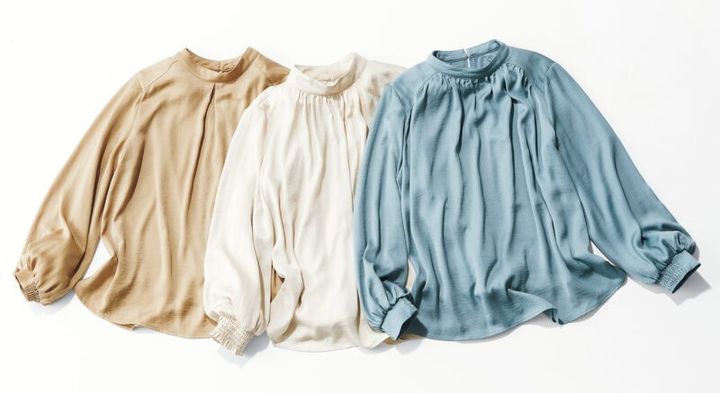 サテンブラウス各￥4,950／イディット（フェリシモ）