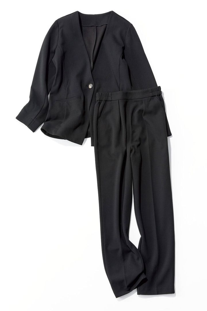 ジャケット￥7,689、パンツ￥5,489／ともにイディット（フェリシモ）