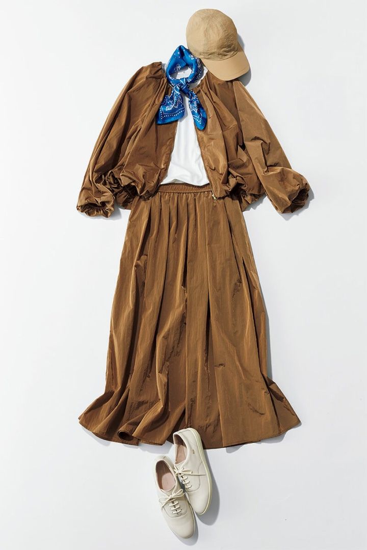 ブルゾン￥6,930、スカート￥5,940、カットソー￥2,970、キャップ（UPF50）￥2,420／すべてクロス ファンクション、スカーフ￥29,700／マニプリ（ピモンテ）、スニーカー￥24,200／アキレス・ソルボ（アキレスお客様相談室）