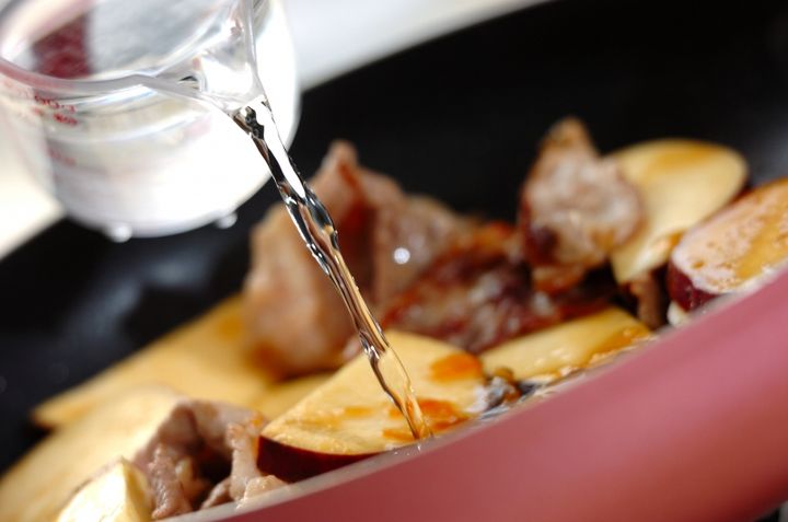 豚こま肉とサツマイモのママレード煮の作り方1