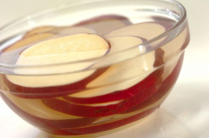 豚こま肉とサツマイモのママレード煮の下準備1