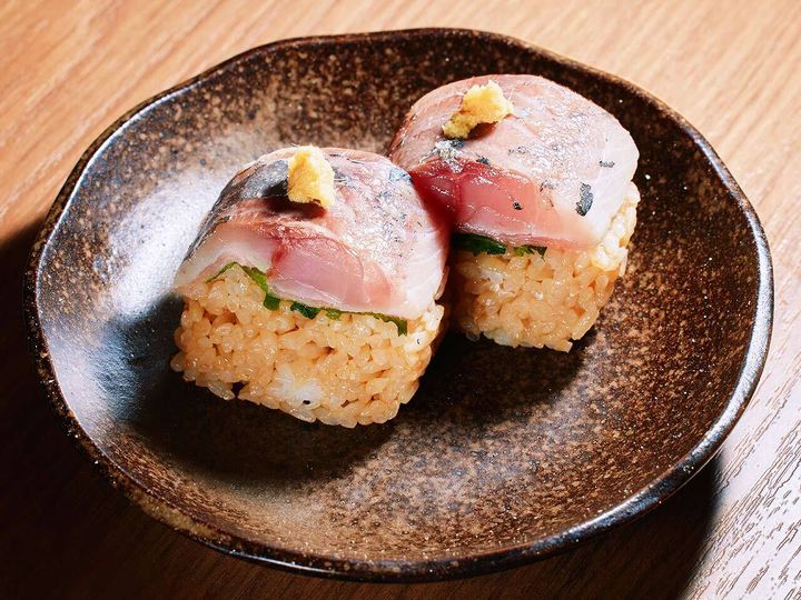 天神橋筋六丁目『IZAKAYA KAMONN』の「鯵の棒鮨」