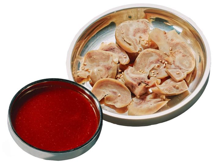 中崎町『もつ料理 なかみ堂』の「牛コブクロ刺」