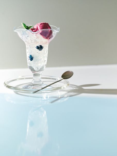 ゼリーのぷるんとした食感が楽しいレシピ♪ アイスを組み合わせた「クラッシュゼリーアイスクリームのせ」【最新号からちょっと見せ】の画像1