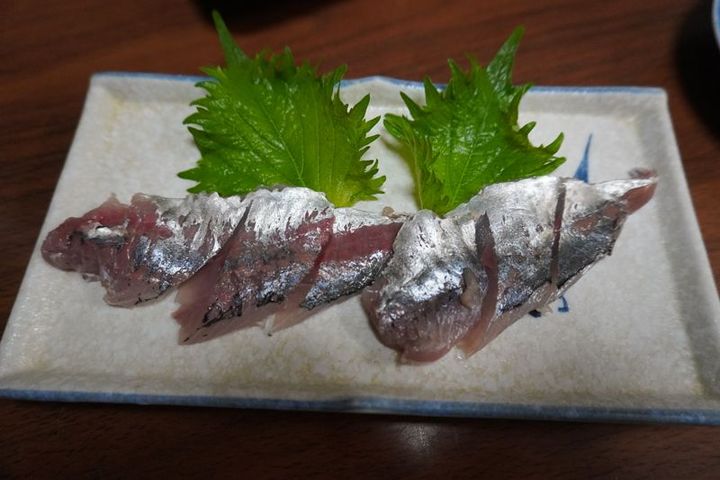 筆者が叔母宅で自作したアジの刺身。上下逆に盛り付けてしまった気がするが、生臭みのない爽やかな味だった