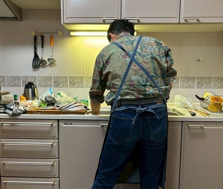 叔母宅の台所にて。今は亡き叔父が愛用していたエプロンや包丁を使わせてもらった。鮮魚は人と人をつないでくれる