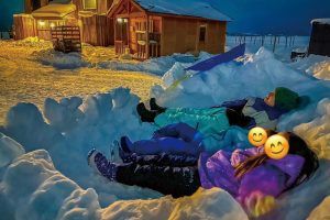 雪の中に寝転ぶSHELLYさんと娘さんたち