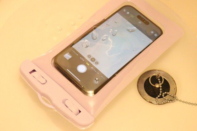 ダイソー 水に浮くスマートフォン防水ケース（パープル） 防水