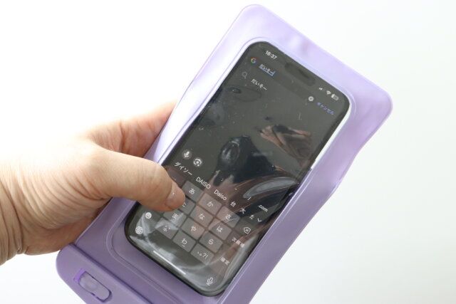 ダイソー 水に浮くスマートフォン防水ケース（パープル） 操作