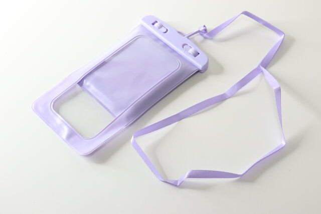 ダイソー 水に浮くスマートフォン防水ケース（パープル）