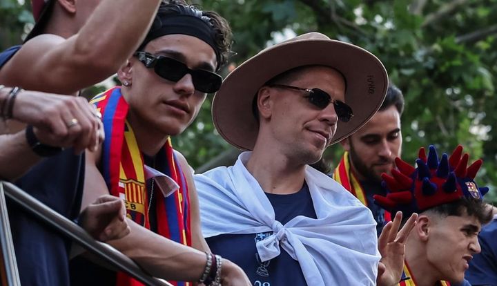 愛煙家の35歳スター、優勝パレードで17歳若手に葉巻を勧める…喫煙は18歳からなのに