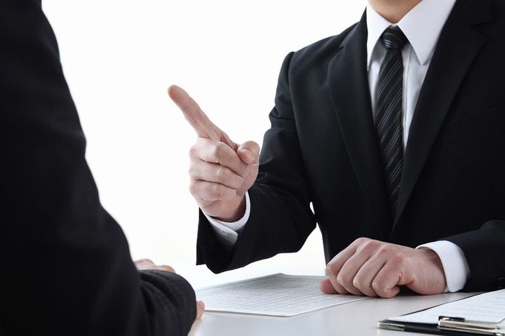 部下を叱る男性