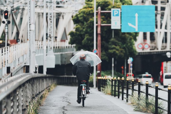 自転車の傘差し運転は道路交通法違反？