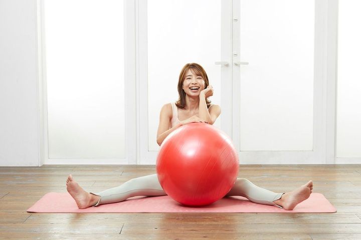 かつて自分を見失いかけたSAYAKAさんは、バランスボールに出会って人生を取り戻したという。