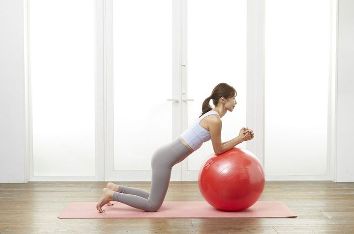 写真⑦ 出典＝SAYAKA『バランスボール「美やせ」革命』（プレジデント社）