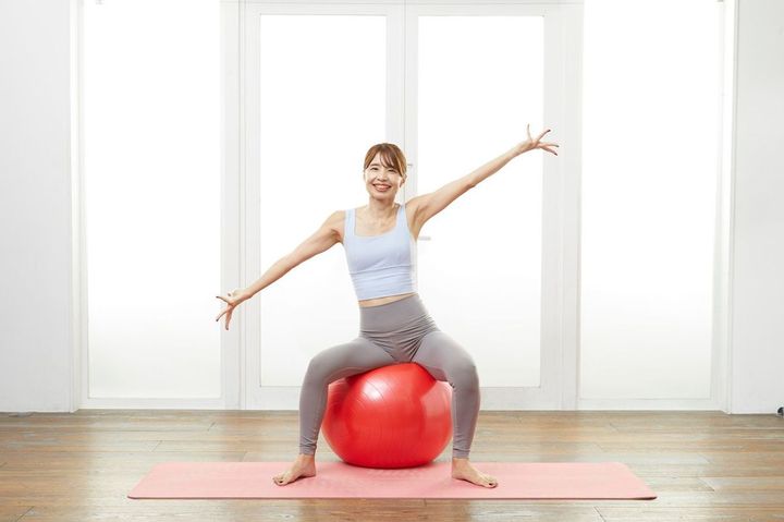 写真⑥ 出典＝SAYAKA『バランスボール「美やせ」革命』（プレジデント社）