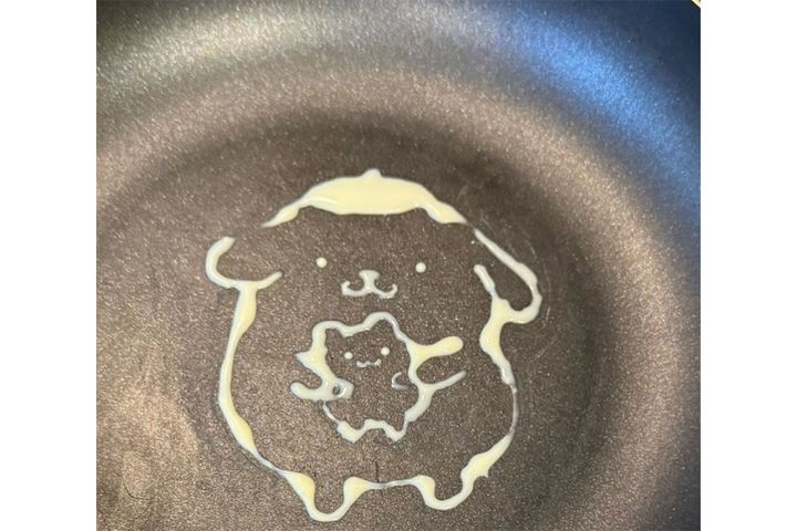 プロ並の腕前で仕上げたキュートなポムポムプリンパンケーキ！／（@keiko_lucy）Xより引用