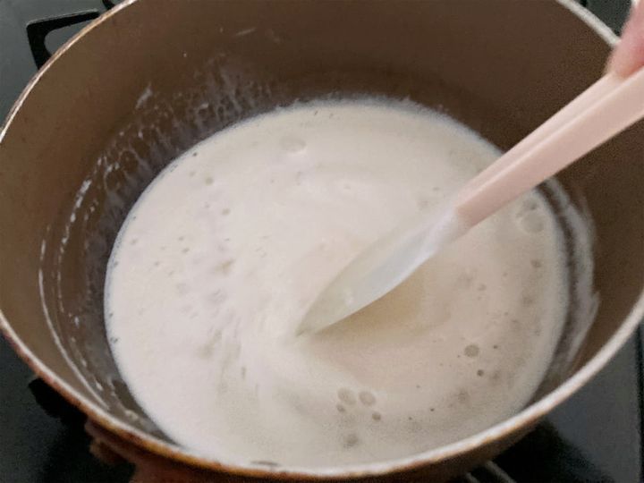 弱火にかけながら絶えず混ぜ続ける