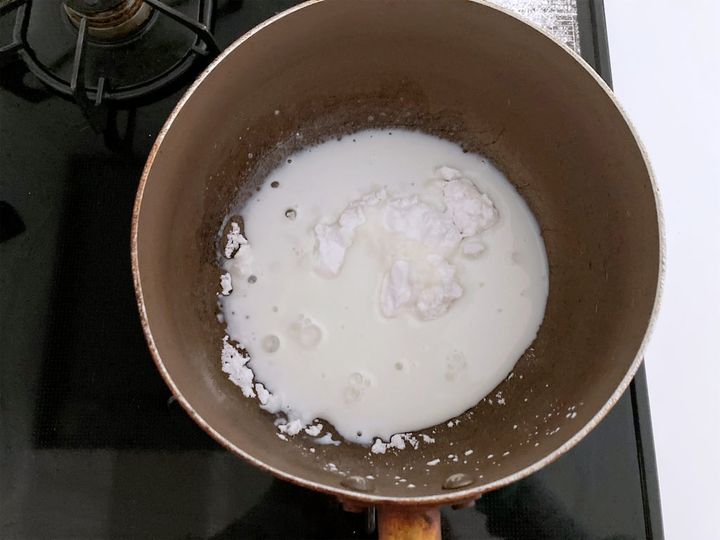 鍋に牛乳と片栗粉を入れる