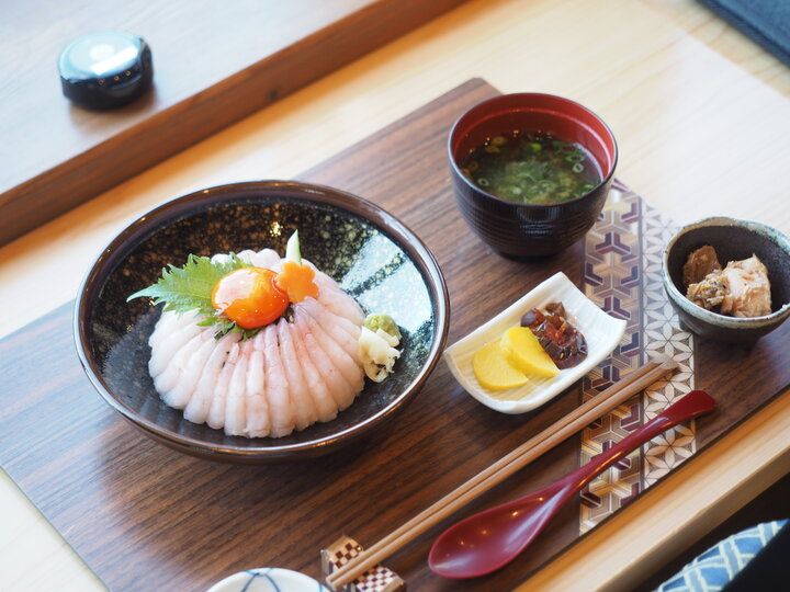 小田原・早川漁港が目の前に♪ のんびり海を眺めていただく海鮮丼のお店「海鮮処 かねざし」がオープン