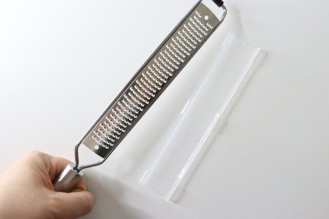 ダイソーのケース付きステンレスチーズグレーター（ロング）