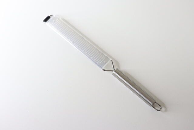 ダイソーのお洒落なステンレスチーズグレーター（ロング）