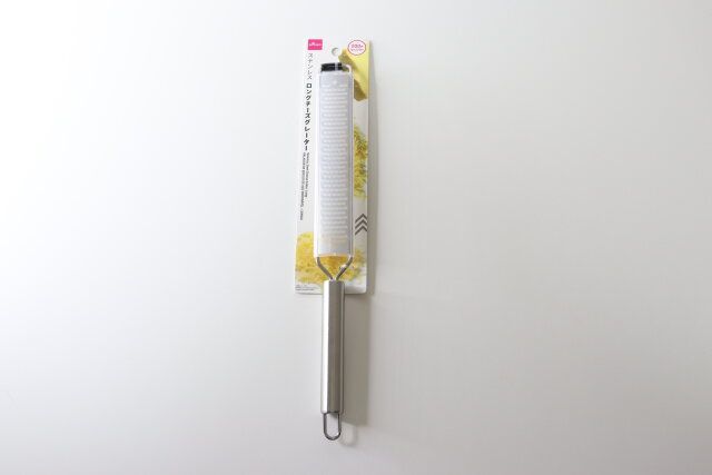 ダイソーのステンレスチーズグレーター（ロング）のパッケージ