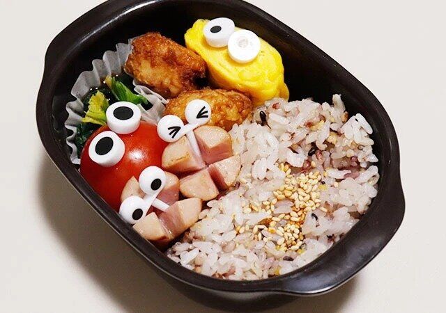 ダイソーの菌目玉ピックス（6本、上向き）』と『抗菌目玉ピックス（6本、正面）でキャラ弁作り