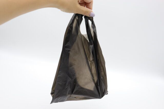 セリアの立ったまま使える 携帯トイレサポーターは持ち運びに便利な袋付き