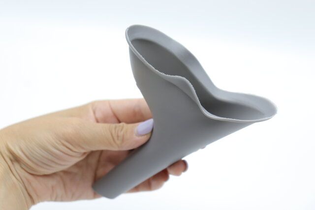 セリアの立ったまま使える 携帯トイレサポーター