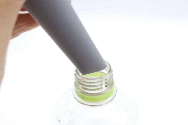 セリアの立ったまま使える 携帯トイレサポーターは空き容器に用を足せる