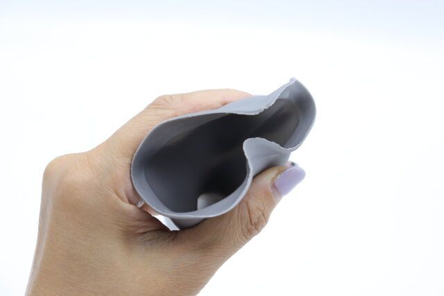 セリアの立ったまま使える 携帯トイレサポーターは柔らかい