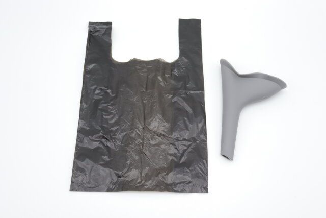 セリアの立ったまま使える 携帯トイレサポーターと付属の黒い袋