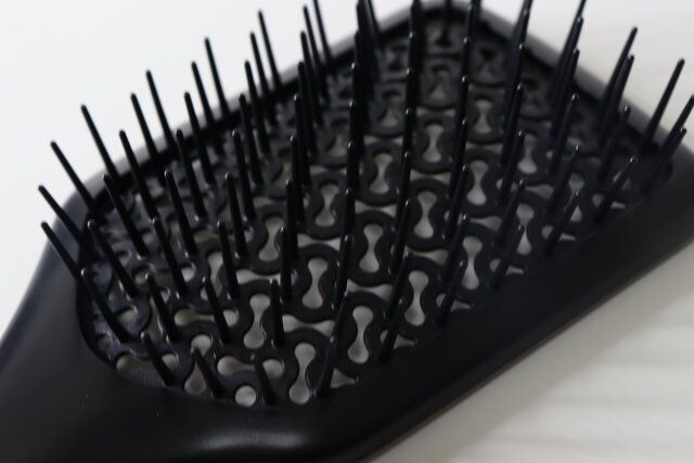 ダイソー かけられるシャンプーブラシ ブラシ 質感