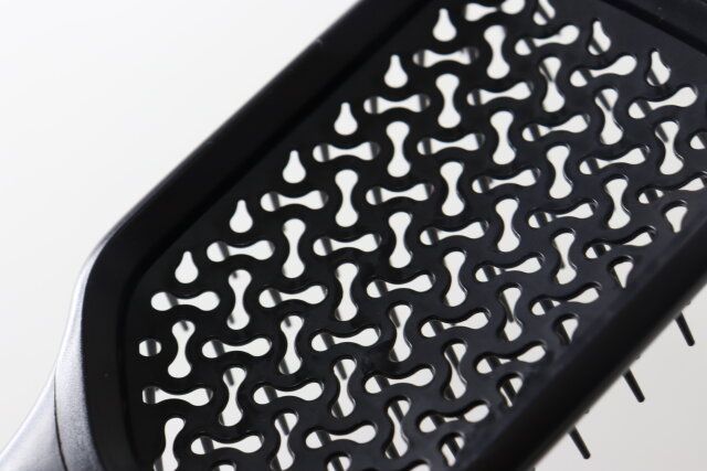 ダイソー かけられるシャンプーブラシ 水抜き穴