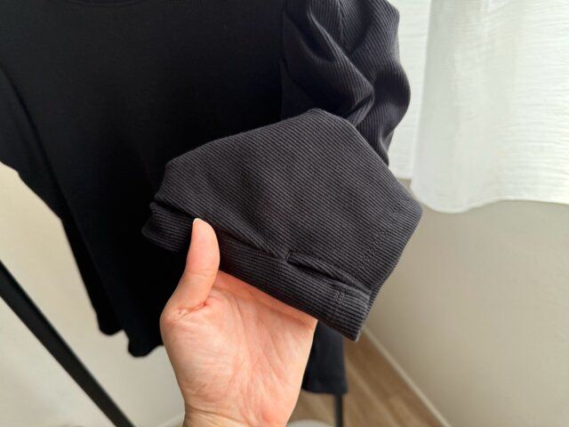 GU ギャザースリーブT（7分袖）Z BLACK 袖にスリットが入っている