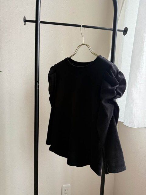 GU ギャザースリーブT（7分袖）Z BLACK ハンガーにかかっている