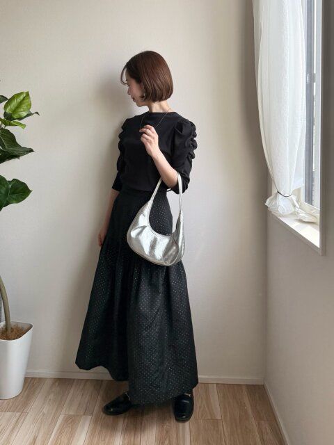 全体を黒でまとめた大人フェミニンコーデ