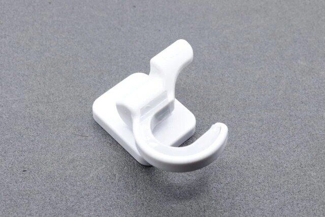 ダイソーのサッとかけられるモップキャッチ（マグネット）1