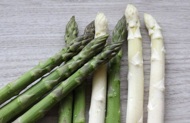 グリーンアスパラガスとホワイトアスパラガス