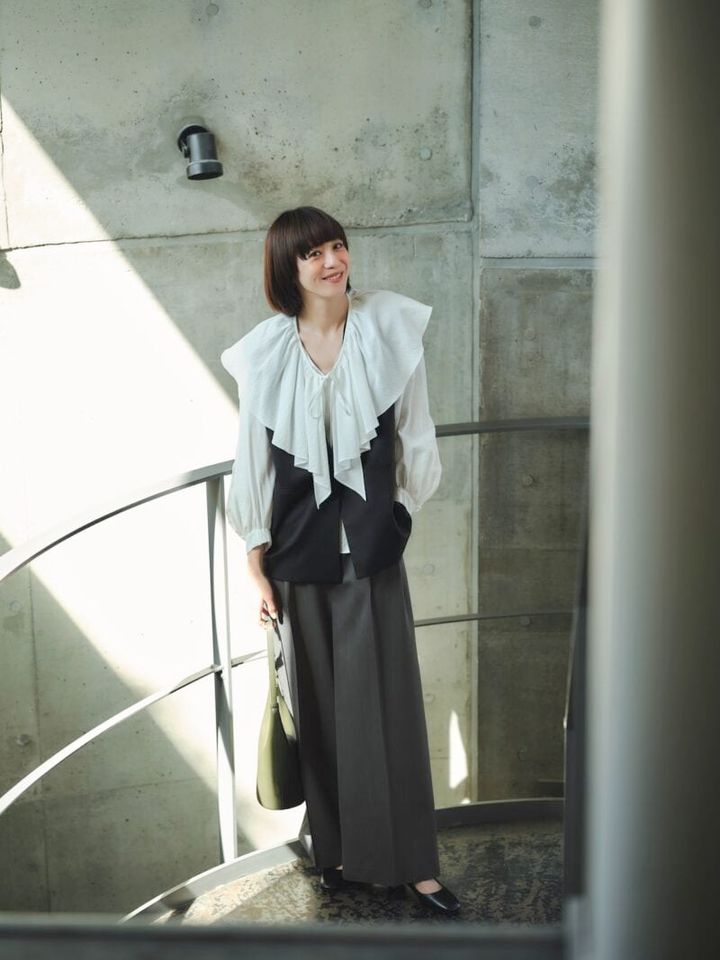 ラッフルブラウス×ワイドパンツ