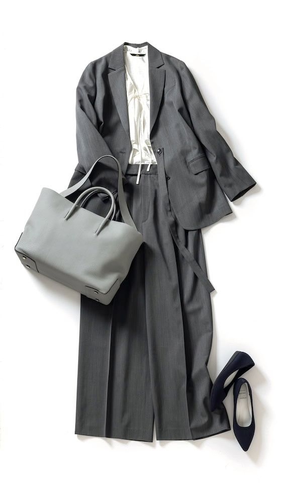 ラッフルブラウス×パンツスーツ