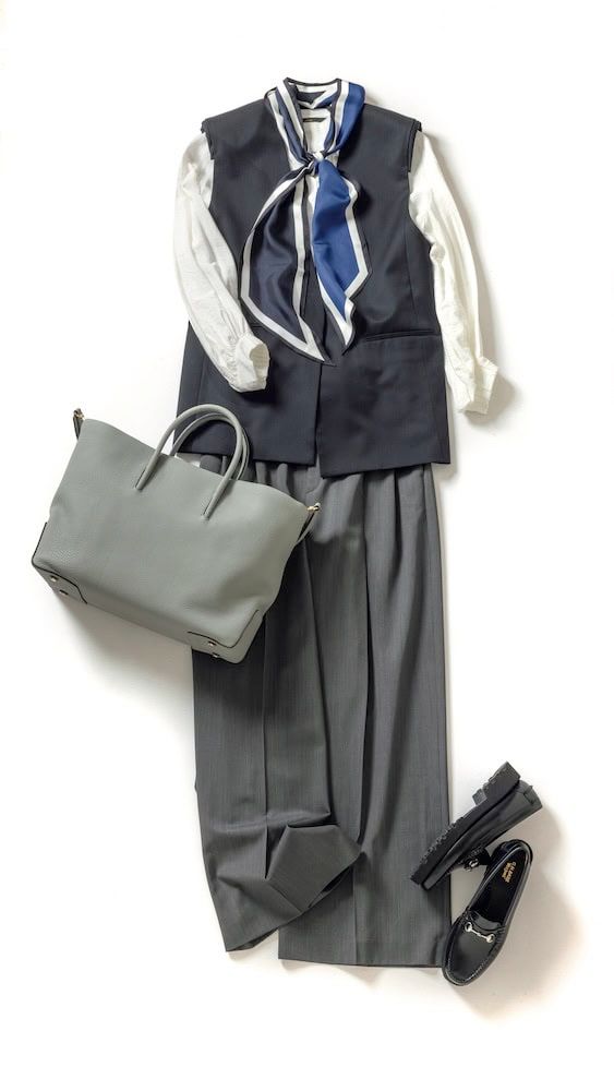 ラッフルブラウス×パンツ×ジレ