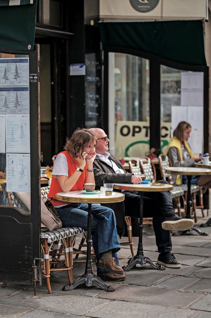 鮮やかなオレンジが素敵！ 定番のデニムコーデをワンランクアップさせた着こなし