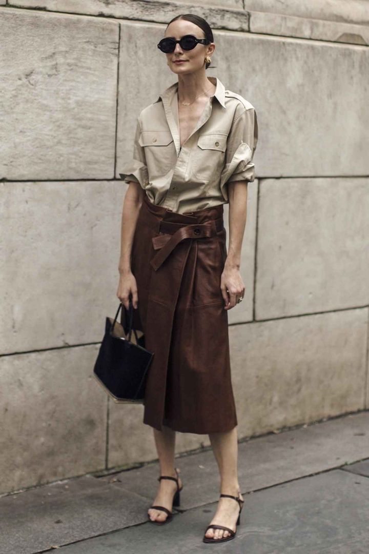 画像: シャツとラップスカートをさらに品よく見せる